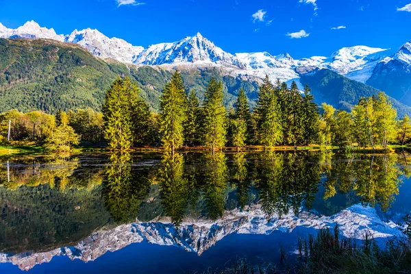 Begreppet Aktiv Och Ekoturism Skidorten Chamonix Foten Mont Blanc Fantastisk — Stockfoto