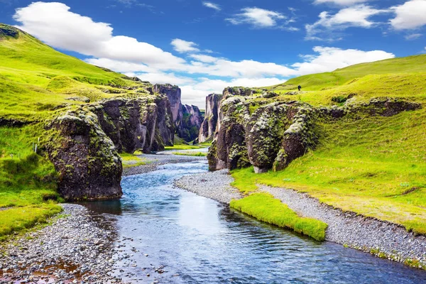 アクティブな北部観光の概念 夏のツンドラで緑 アイスランドの印象的な渓谷です 崖の奇妙な形を囲む氷河の水でストリーム — ストック写真