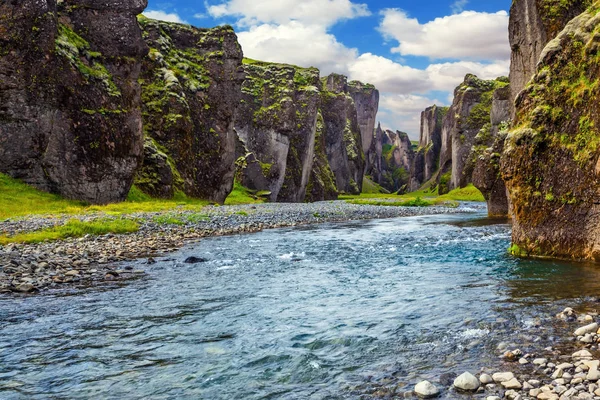 魔法美物語とアイスランドで伝説の峡谷 冷たい水で非常に高速の川に囲まれた緑のコケが生えて — ストック写真