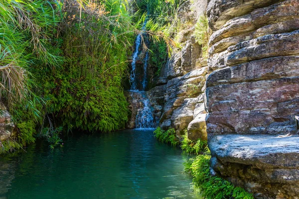 生態学的な観光事業のコンセプトです 青緑色の水と美しい滝とクールな小さな池 — ストック写真