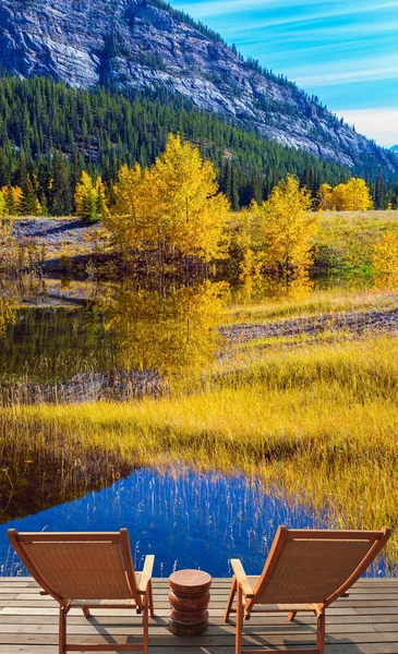 Indischer Sommer Den Felsigen Bergen Kanadas Zwei Gemütliche Liegestühle Abrahamsee — Stockfoto