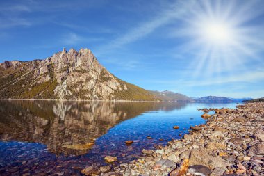 Bariloche, Arjantin için dağ. güzel manzara yaz güneş aydınlatır  