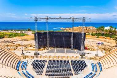 en eski Roman amphitheater ve arka plan, İsrail denizde