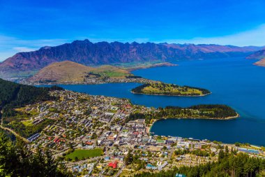 Aktif ve ekolojik turizm kavramı. Yeni Zelanda'nın egzotik yolculuk. Şehir, Queenstown Lake Wakatipu üzerinde turkuaz su ile