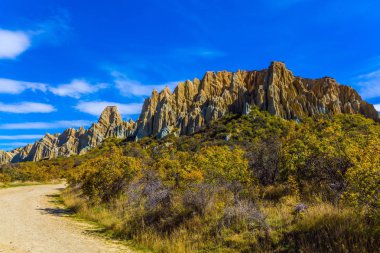 Pitoresk kayalar Clay uçurumlar kadar yükseldi. Muhteşem güneşli yaz gün