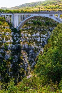 Görkemli dağ Kanyon Verdon, Güney Fransa, Provence köprüden