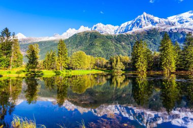 Gölde, Chamonix, ayak Mont Blanc yansıtan Alplerdeki karlı zirveleri