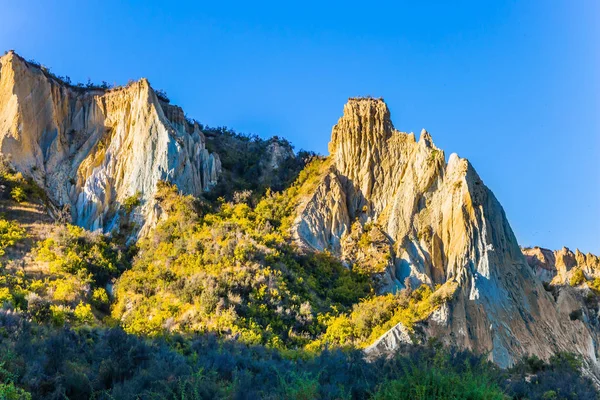 风景如画的山顶岩石粘土悬崖 灿烂晴朗的夏日 — 图库照片