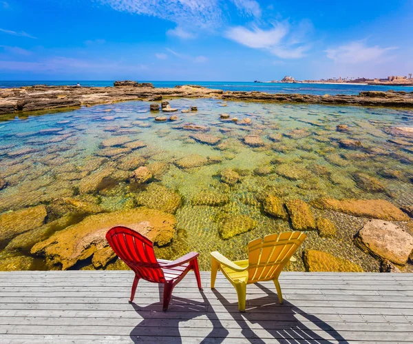 Arkadan Görünüş Kırmızı Sarı Plastik Koltuk Shore Akdeniz Deniz Üzerinde — Stok fotoğraf