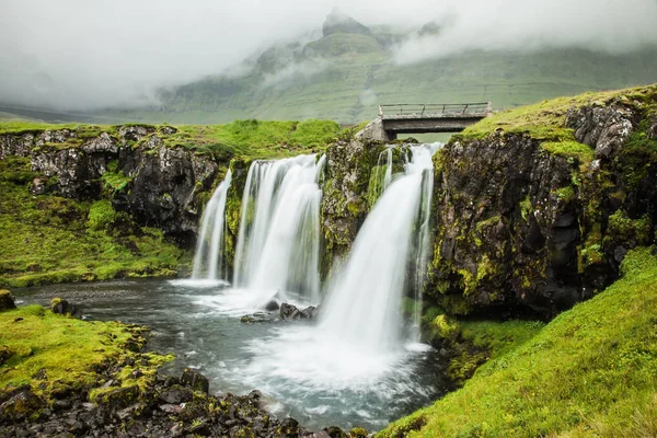Kirkjoufell 강력한 Kirkjoufellfoss의 극단과 이국적인 관광의 개념입니다 아이슬란드에서 흐린된 — 스톡 사진