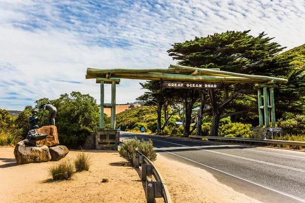 Въезд Great Ocean Road Идет Вдоль Побережья Тихого Океана — стоковое фото