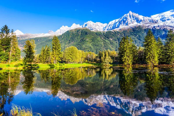 Tükrözi Chamonix Mont Blanc Lábánál Alpok Havas Csúcsai — Stock Fotó