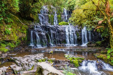  Yeni Zelanda'nın egzotik yolculuk. Pitoresk şelale dağlarda. Aktif ve ekolojik turizm kavramı