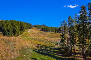 Lake Louise çevresinde dağlar. Güzel güneşli sonbahar günü. Kanada Rocky Dağları. Aktif ve ekolojik turizm kavramı