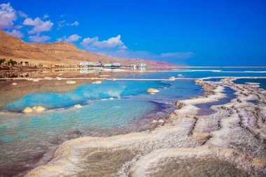  Sıcak yaz gününde ölü deniz. Buharlaştırılmış tuz fantastik kalıpları içine geliştirmiştir. Tıbbi ve ekolojik turizm kavramı 