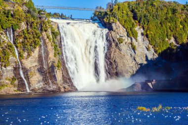  Montmorency Falls Park, eski Quebec merkezi yakın. Güçlü şelale Montmorency. Sunny sonbahar günü. Etkin ve kültürel Turizm kavramı