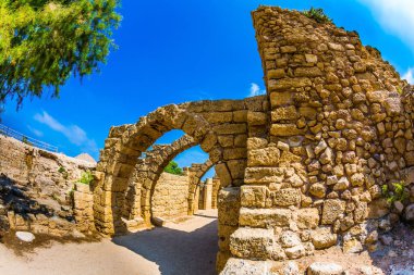 Kemerli geçit - Caesarea bağlantı noktası kapalı sokak. Roma İmparatorluğu'nun arkeolojik Park için gezi. Güneşli bir bahar günü. İsrail. Ekolojik ve tarihsel turizm kavramı