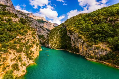 Provence Alps. Katamaran üzerinde büyüleyici yolculuk dağ Nehri boyunca. Verdon Nehri akış dik kayalıklarla Verdon Kanyonu, Fransa'nın arasında. Ekolojik ve aktif Turizm kavramı