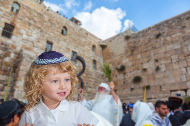 Kudüs, Batı Duvar Tapınağı. Sonbahar Yahudi tatil Sukkot. Sarışın yan bukleler ve kafatası içinde mavi gözlü yakışıklı küçük çocuk