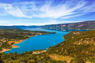 Nehir Verdon Kanyonu alt akar. Parlak gök mavisi nehre sudur. Gün ortasında güneş. Ekolojik ve aktif Turizm kavramı