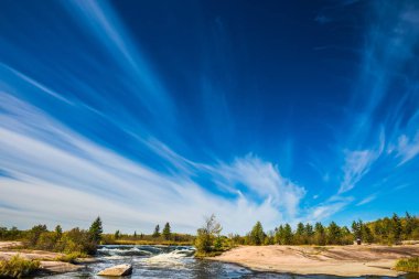 Muhteşem cirrus bulutlar Winnipeg Nehri. Eski Canada Barajı il Heritage Park. Ekolojik ve aşırı turizm kavramı 