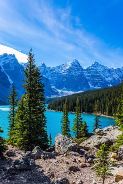 Alberta eyaletinde, Kanada Rocky Dağları. Soğuk göl buzultaş turkuaz suyu. Ekolojik, fotoğraf ve aktif Turizm kavramı