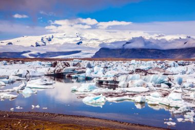  Beyaz-mavi buz turkuaz lagün suda yığılı. Buz buz Lagoon - Jokulsarlon drift. İzlanda'nın eşsiz doğa