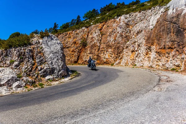 Motociclista Solitario Una Curva Empinada Una Carretera Montaña Provenza Fascinante —  Fotos de Stock