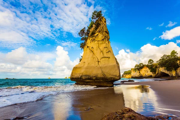 Abendstimmung Strand Das Riesige Fels Segel Spiegelt Sich Glatten Nassen — Stockfoto