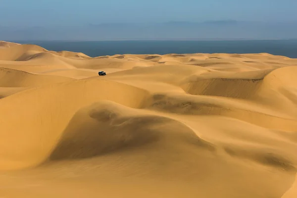 Precioso Peligroso Jeep Safari Través Las Enormes Dunas Arena Orilla — Foto de Stock