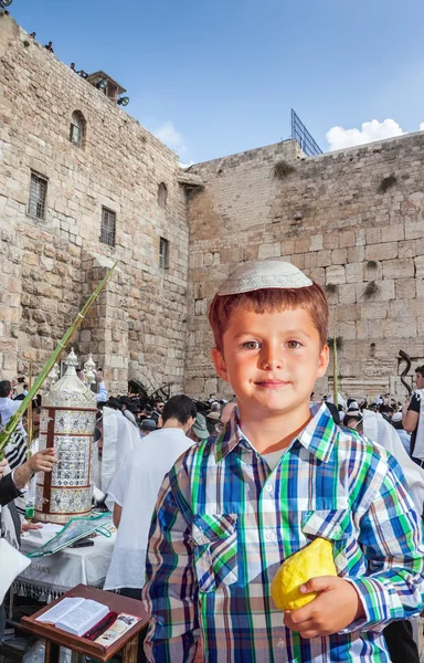 美しいユダヤ人の少年と白いタツナミソウ Etrog との緑の目 ユダヤ教の最大の神社は寺院の嘆きの壁です 秋の仮庵の祭りのユダヤ人の休日 — ストック写真