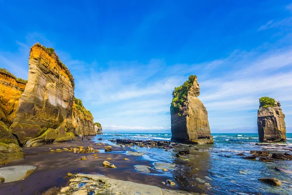 世界の終わりへのエキゾチックな旅 北の島 ニュージーランド 面白い岩 太平洋沿岸の 三姉妹 生態のアクティブ Phototourism の概念 — ストック写真