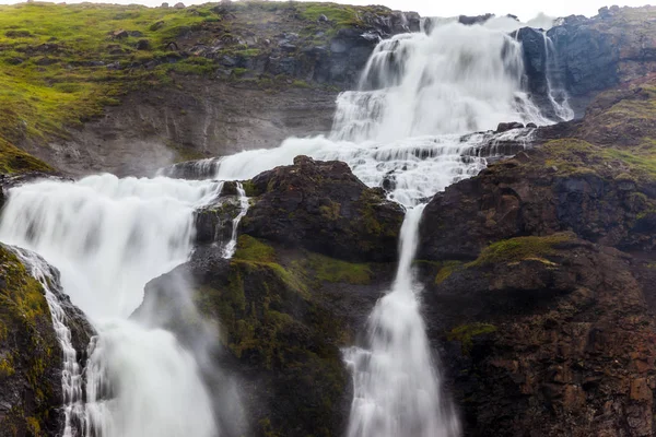 Julio Lluvioso Frío Islandia Poderosos Arroyos Cascada Caen Con Rugido —  Fotos de Stock