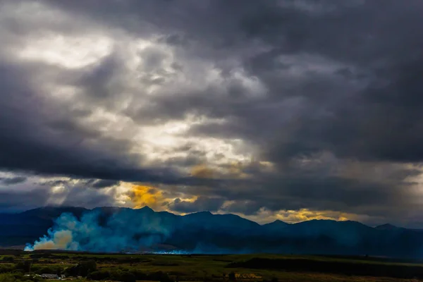 Zonsondergang Suns Hard Door Zware Wolken Onweer Stille Oceaan — Stockfoto