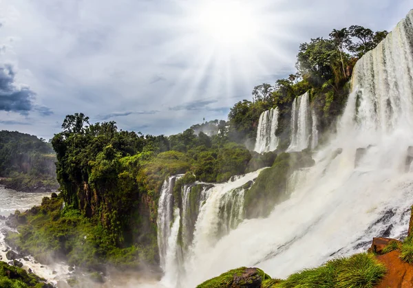 Sol Tropical Ilumina Água Das Cachoeiras Iguaçu Pitorescas Bordas Basálticas — Fotografia de Stock