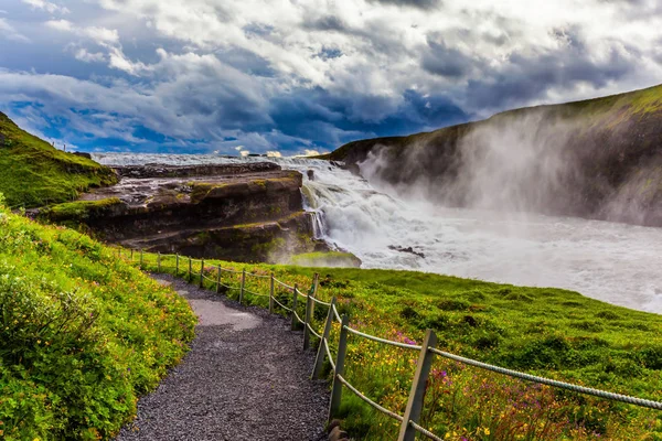 Břehu Vodopádu Cesta Pro Turisty Neuvěřitelná Golden Falls Gulfoss Islandu — Stock fotografie