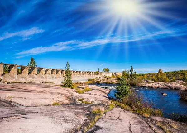 老平瓦大坝公园 老大坝的废墟 印度夏天在马尼托巴省 加拿大 生态休闲旅游的概念 温尼伯河上的云和秋日太阳 — 图库照片