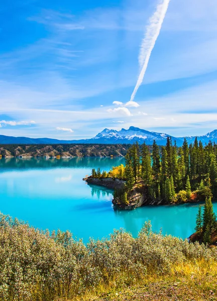 Magnífica Turquesa Abraham Lake Céu Azul Traço Prateado Avião Montanhas — Fotografia de Stock