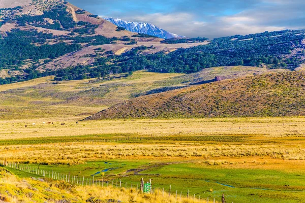 Las Enormes Posesiones Hacienda Están Rodeadas Montañas Lejanas Campo Hierba —  Fotos de Stock