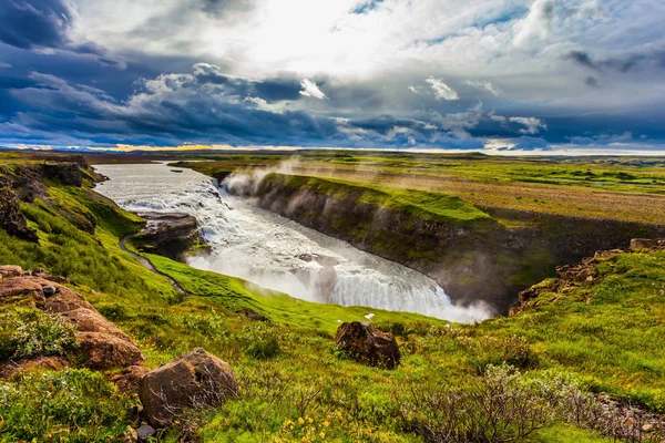 神奇的黄金瀑布 Gulfoss 在冰岛 岸边是游客的一条小路 炎热多风 阳光明媚的夏日 极端与摄影旅游的概念 — 图库照片