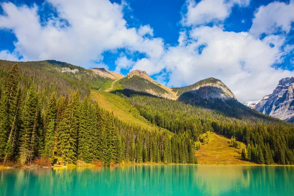 Bergsee Mit Smaragdgrünem Wasser Umgeben Von Einem Kiefernwald Smaragdsee Canada — Stockfoto