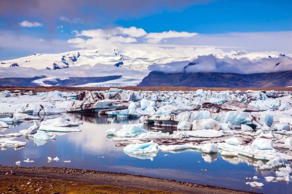 青氷はラグーンの青緑色の水に積み上げられます 流氷氷ラグーン アイスランドの固有の性質 — ストック写真