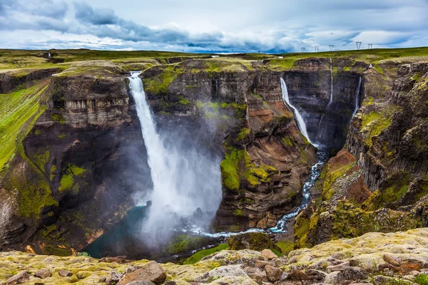 Komplex Höga Vattenfall Haifoss Farlig Tundra Canyon Molnigt Och Blåsigt — Stockfoto