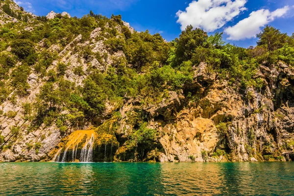 Rozkošný Vodopád Stěně Soutěsky Azurové Vody Toku Řeky Mezi Strmými — Stock fotografie
