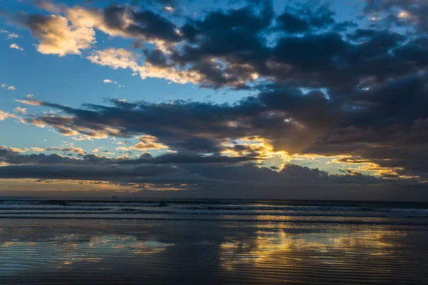 Concetto Attivo Ecotouris Nuvole Riflettono Nelle Dolci Increspature Del Surf — Foto Stock