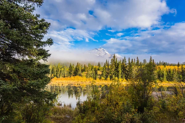 パトリシア湖 松の間 ピラミッド山霧と雲の間で カナダのロッキー山脈 エコツー リズムの概念 — ストック写真