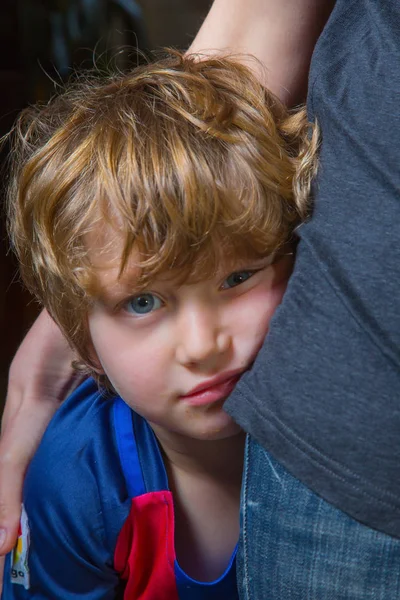 Mom Lovely Little Blue Eyed Boy Clings Her Mother Side — Stock Photo, Image