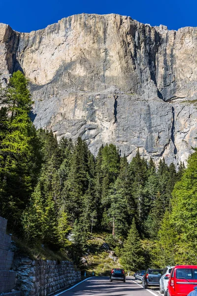 雄伟的白山和岩石 多洛米特阿尔卑斯山的道路 美丽的阳光明媚的日子 极端和汽车旅游的概念 — 图库照片