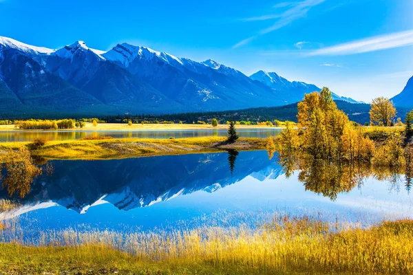 Água Fantástico Lago Abraham Reflete Montanhas Árvores Dia Ensolarado Outono — Fotografia de Stock