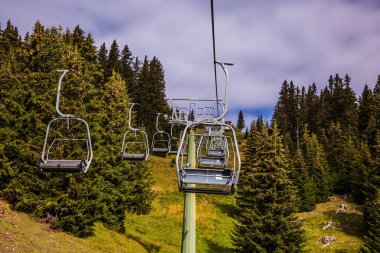 Teleferik. Alpler di Siusi - kayak merkezi sonbaharda. Aktif ve ekolojik turizm kavramı